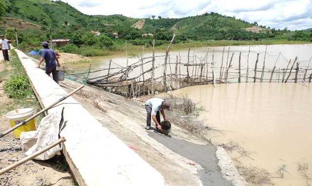 Tu sửa công trình thủy lợi ở huyện Krông Bông. Ảnh minh họa