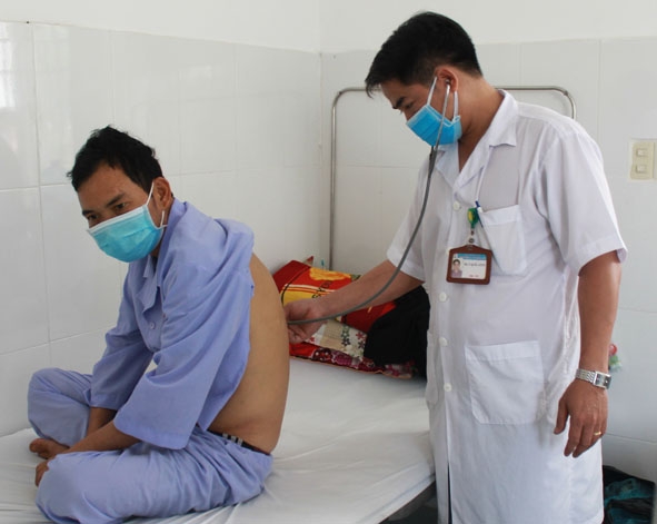Bệnh nhân Lương Văn D. đang điều trị tại khoa Nội 3, Bệnh viện Lao và bệnh Phổi tỉnh. 