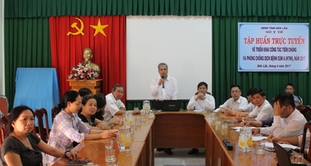 Thạc sĩ, bác sĩ Nguyễn Hữu Huyên, Trưởng phòng Kế hoạch nghiệp vụ, Sở Y tế hướng dẫn các đơn vị
