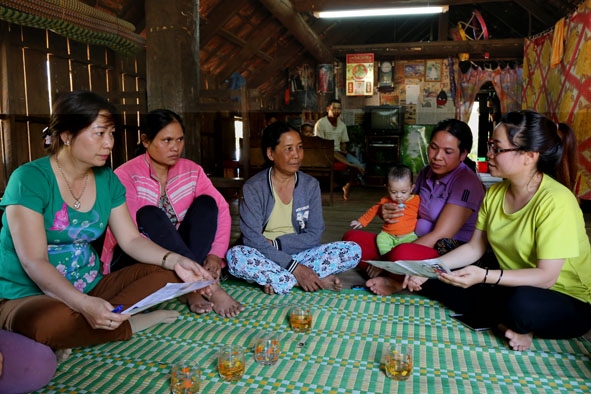 Cán bộ Trạm Y tế thị trấn Buôn Trấp (huyện Krông Ana) tuyên truyền về biện pháp phòng chống uốn ván sơ sinh cho phụ nữ ở buôn Rung.  