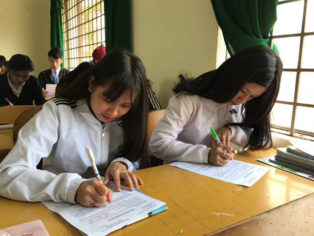 Học sinh Trường THPT Hai Bà Trưng (thị xã Buôn Hồ) đang làm hồ sơ đăng ký dự thi.