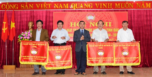 Chủ tịch  Ủy ban MTTQ Việt Nam tỉnh Y Dek H’Đơk tặng Cờ thi đua cho các đơn vị xuất sắc năm 2016.  