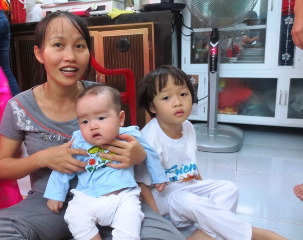 Chị Lê Thị Ngân (vợ thiếu tá Phạm Văn Bảy) và hai con vui mừng trong căn nhà công vụ
