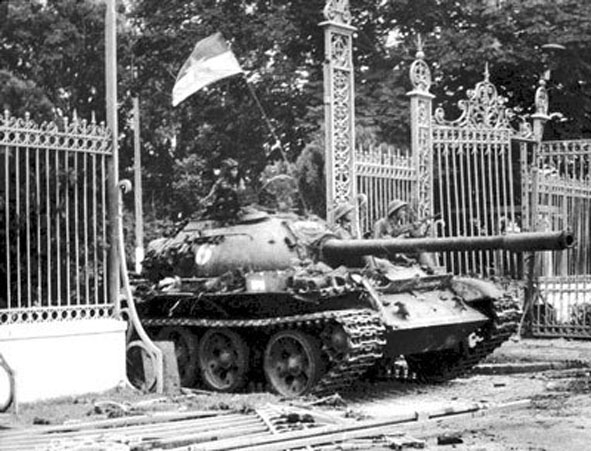 Xe tăng quân giải phóng húc đổ cánh cổng Dinh Độc Lập ngày 30-4-1975.   Ảnh tư  liệu