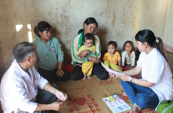 Cán bộ Trạm Y tế xã Đắk Phơi vận động phụ nữ buôn Jie Duk thực hiện kế hoạch hóa gia đình.   
