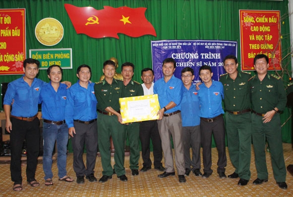Đoàn thanh niên Cụm thi đua số 4 (Khối các  cơ quan tỉnh)  đến thăm,  tặng quà  cán bộ, chiến sĩ Đồn Biên phòng Bo Heng.  Ảnh: Q.Anh