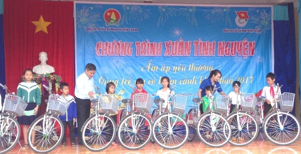 Đại diện Hội Khuyến học huyện Ea Kar trao xe đạp tặng học sinh nghèo vượt khó.