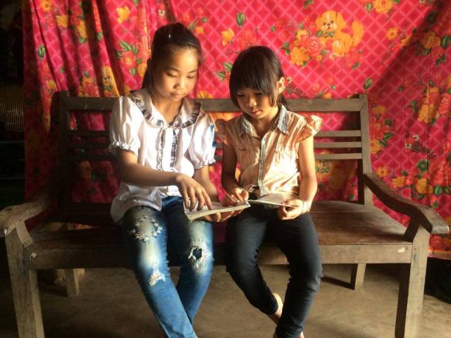 Hai cô con gái nhỏ của chị Luyến đang bảo ban nhau học bài.