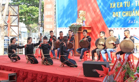 Đội cồng chiêng trẻ và múa dân gian xã Ea Tu biểu diễn tại Lễ công nhận xã đạt chuẩn nông thôn mới tháng 3-2017.