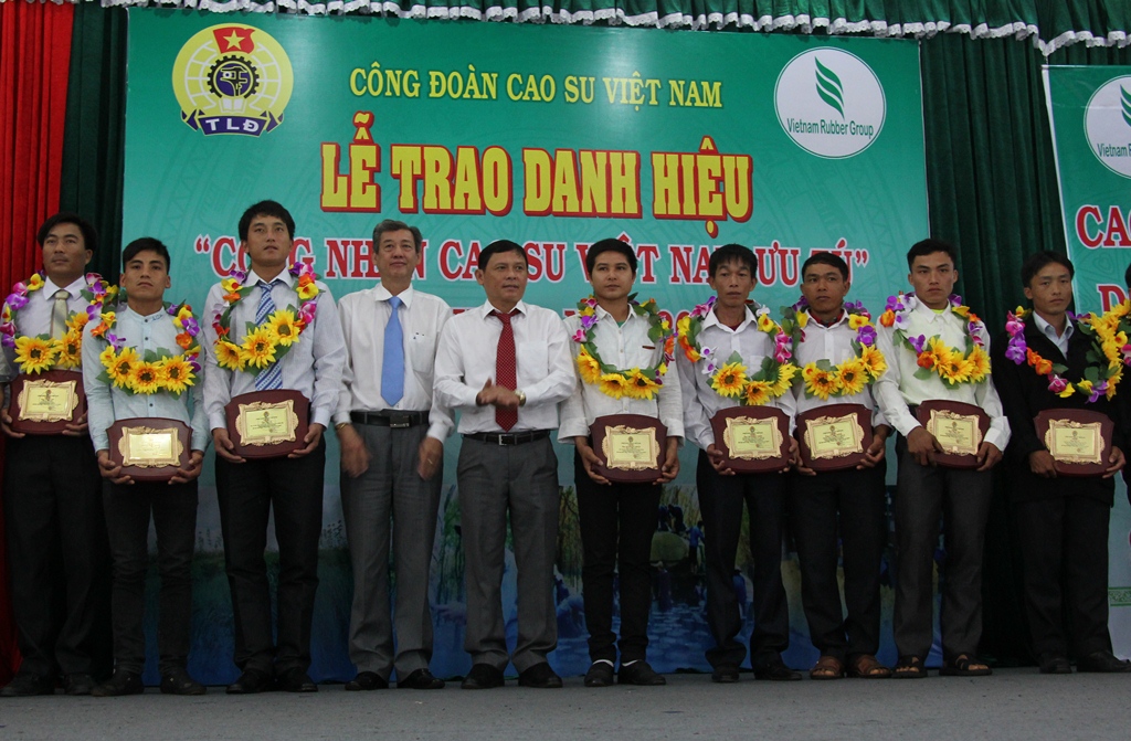 Phó Chủ tịch UBND tỉnh Nguyễn Tuấn Hà và đại diện Tập đoàn Công nghiệp Cao su Việt Nam trao danh hiệu 