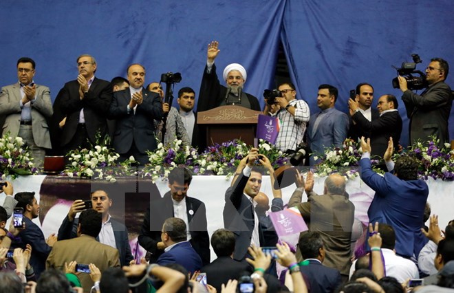 Đương kim Tổng thống Iran Hassan Rouhani (giữa) trong chiến dịch vận động tranh cử tại Tehran ngày 13-5. (Ảnh: EPA/TTXVN)