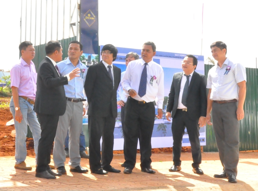 Lãnh đạo tỉnh tham quan một dự án đang đầu tư trên địa bàn Đắk Lắk