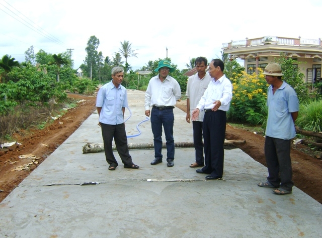 Đường giao thông thôn 4, xã Ea Phê, huyện Krông Pắc do nhân dân tự nguyện đóng cùng nhà nước xây dựng.JPG