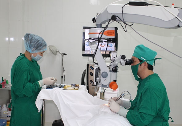 Một ca phẫu thuật đục thủy tinh thể cho người bệnh tại Bệnh viện Mắt Tây Nguyên.