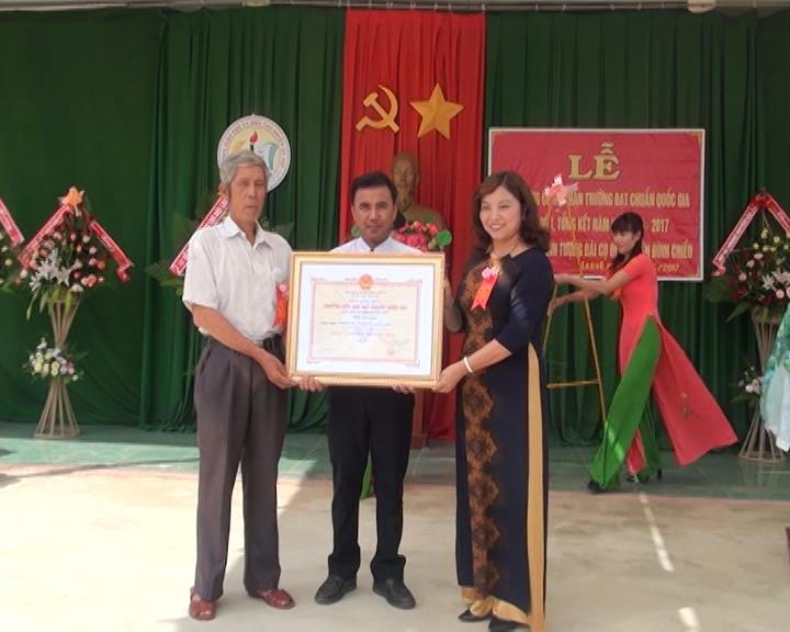 Lãnh đạo Sở GD-ĐT trao Bằng công nhận trường chuẩn quốc gia cho Trường Tiểu học Nguyễn Đình Chiểu.