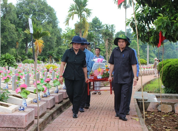 Phó Chủ tịch UBND tỉnh, Trưởng ban Chuyên trách 1237 H'Yim Kđoh và Phó trưởng Đoàn đại biểu Quốc hội tỉnh Y Khút Niê tiễn đưa các liệt sỹ về nơi yên nghỉ.  