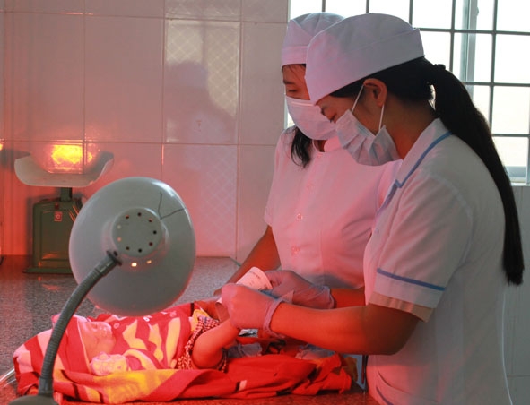 Nữ hộ sinh khoa Ngoại sản, Bệnh viện Đa khoa huyện Ea Kar lấy máu gót chân của trẻ sơ sinh để sàng lọc.