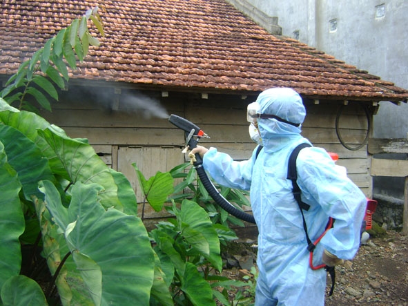 Ngành y tế triển khai phun hóa chất diệt muỗi tại địa bàn dân cư phòng các bệnh sốt xuất huyết, sốt rét và viêm não Nhật Bản B.