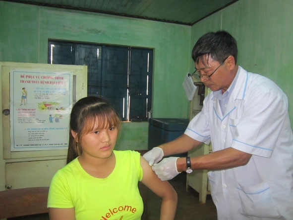 Cán bộ Trạm Y tế xã Quảng Hiệp đang khám bệnh cho người dân.