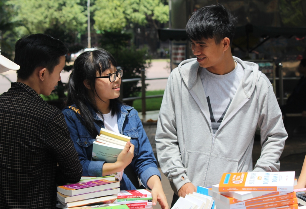 Nhiều bạn trẻ hào hứng đến tham gia Triển lãm và mua sách