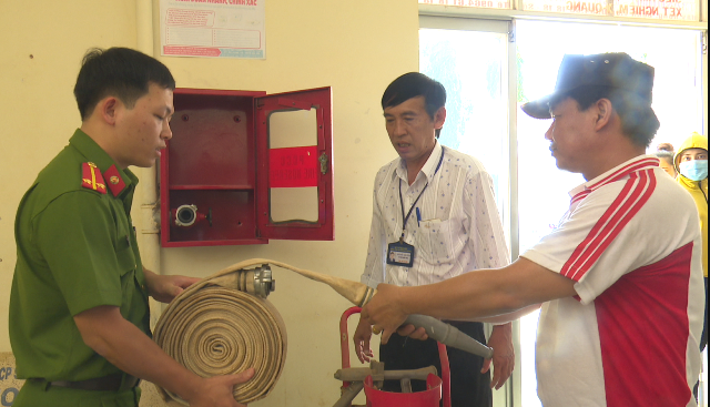 Kiểm tra phương tiện chữa cháy tại Bệnh viện Đa khoa huyện Cư Kuin.