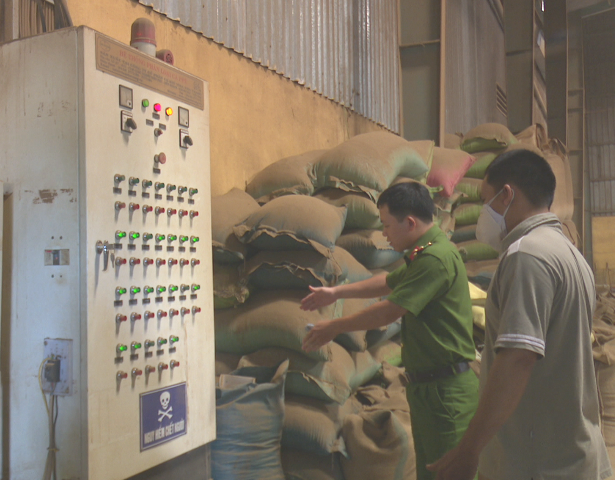 Kiểm tra khoảng cách an toàn giữa hệ thống điện và hàng hóa tại Xưởng gia công chế biến cà phê.