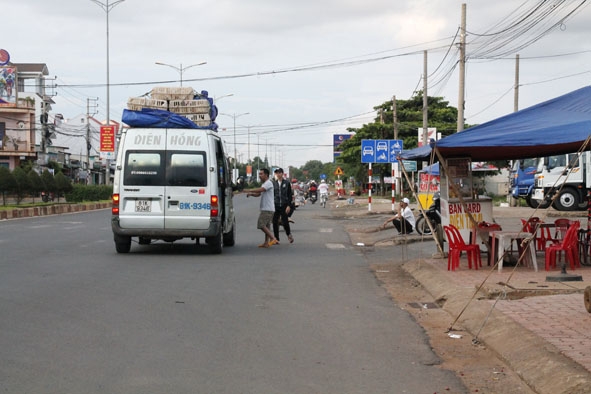 Xe bắt khách trên đường Nguyễn Chí Thanh (TP. Buôn Ma Thuột). 