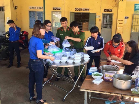 ĐVTN huyện Cư Kuin tổ chức nấu cơm miễn phí cho bệnh nhân nghèo.  