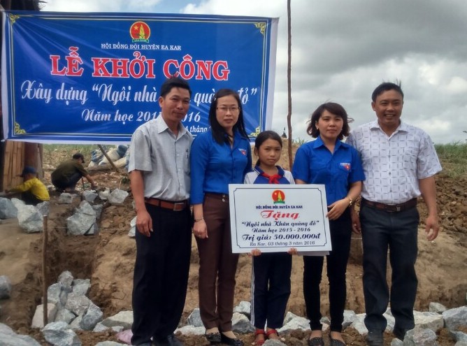 Hội đồng Đội huyện Ea Kar khởi công xây dựng ngôi nhà Khăn quàng đỏ tặng gia đình em Bùi Thị Huệ, học sinh lớp 4C, Trường Tiểu học Huỳnh Thúc Kháng (xã Ea Sô).