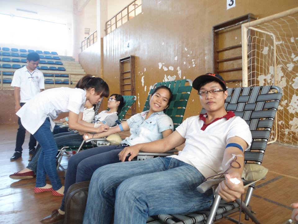 Sinh viên trường Đại học Tây Nguyên tham gia hiến máu tình nguyện.