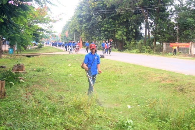 Đoàn viên, thanh niên huyện Krông Ana ra quân dọn vệ sinh, phát quang bụi rậm tại xã Bình Hòa.