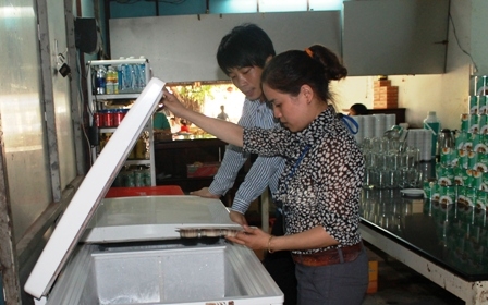Cán bộ Chi cục An toàn vệ sinh thực phẩm tỉnh kiểm tra chất lượng thực phẩm tại một căn tin trường học trên địa bàn TP. Buôn Ma Thuột. 