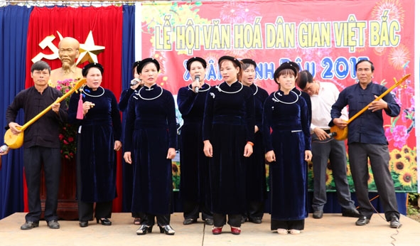 Biểu diễn hát then đàn tính tại Lễ hội Văn hóa dân gian Việt Bắc ở xã Cư Êwi (huyện Cư Kuin).   Ảnh: N. Gia