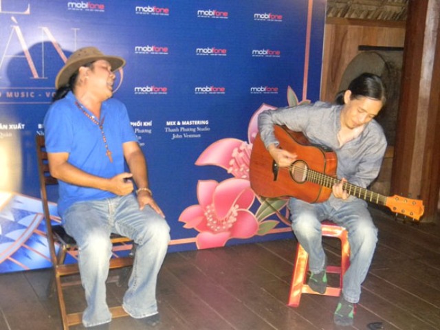 Ca sĩ Y Zắc  (bìa trái) và nhạc sĩ Lê Minh Sơn thể hiện ca khúc “Voi không đuôi” trong đêm giới thiệu đĩa nhạc  “Gió bay về nguồn” tại Buôn Ma Thuột.  