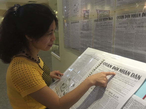 Ấn phẩm báo Quân đội nhân dân xuất bản tại mặt trận được trưng bày ở Bảo tàng Chiến thắng lịch sử  Điện Biên Phủ.  Ảnh: G. Nam