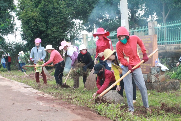 Phụ nữ xã Ea Tu và Hòa Thuận (TP. Buôn Ma Thuột) tham gia dọn vệ sinh môi trường.   