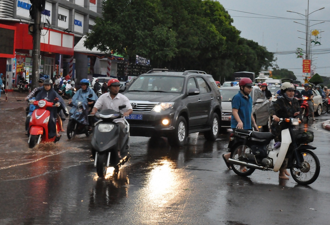 Nhiều xe gắn máy phải dắt bộ do nước chảy xiết