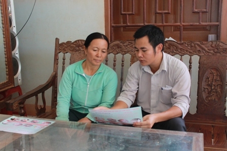 Cán bộ Trung tâm Y tế huyện Ea Súp hướng dẫn người dân các biện pháp phòng chống bệnh cúm gia cầm. 