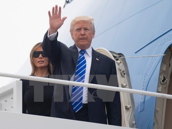 Tổng thống Mỹ Donald Trump lên chiếc Không lực Một ở căn cứ không quân Andrews, bang Maryland bắt đầu chuyến công du châu Âu ngày 5/7. (Ảnh: AFP/TTXVN)