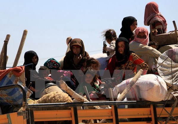 Dân thường Syria chạy khỏi các khu vực IS chiếm đóng tại Raqqa ngày 8/6. (Nguồn: EPA/TTXVN)