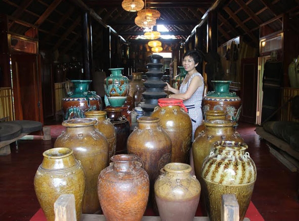 Nhiều hiện vật quý được trưng bày trong ngôi nhà dài Êđê truyền thống.   