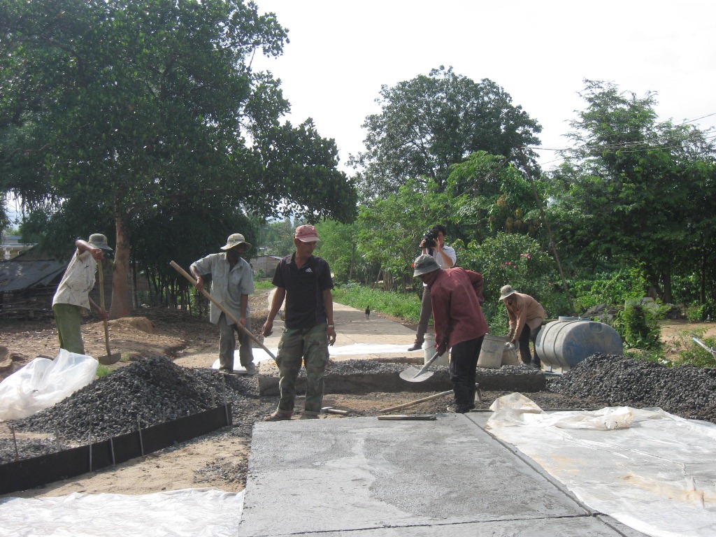 Hưởng ứng Chương trình Nông thôn mới, người dân xã Hòa Phong, huyện Krông Bông tự nguyện đóng góp tiền và ngày công làm giao thông nông thôn