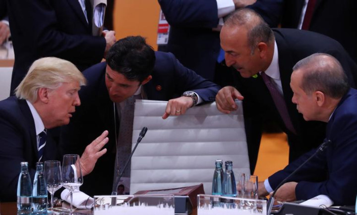 Tổng thống Mỹ Donald Trump, Thủ tướng Canada Justin Trudeau và Tổng thống Thổ Nhĩ Kỳ Recep Tayyip Erdogan nói chuyện với nhau trước phiên làm việc.