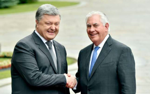 Ngoại trưởng Mỹ Rex Tillerson và Tổng thống Ukraine Petro Poroshenko. Ảnh: AFP.