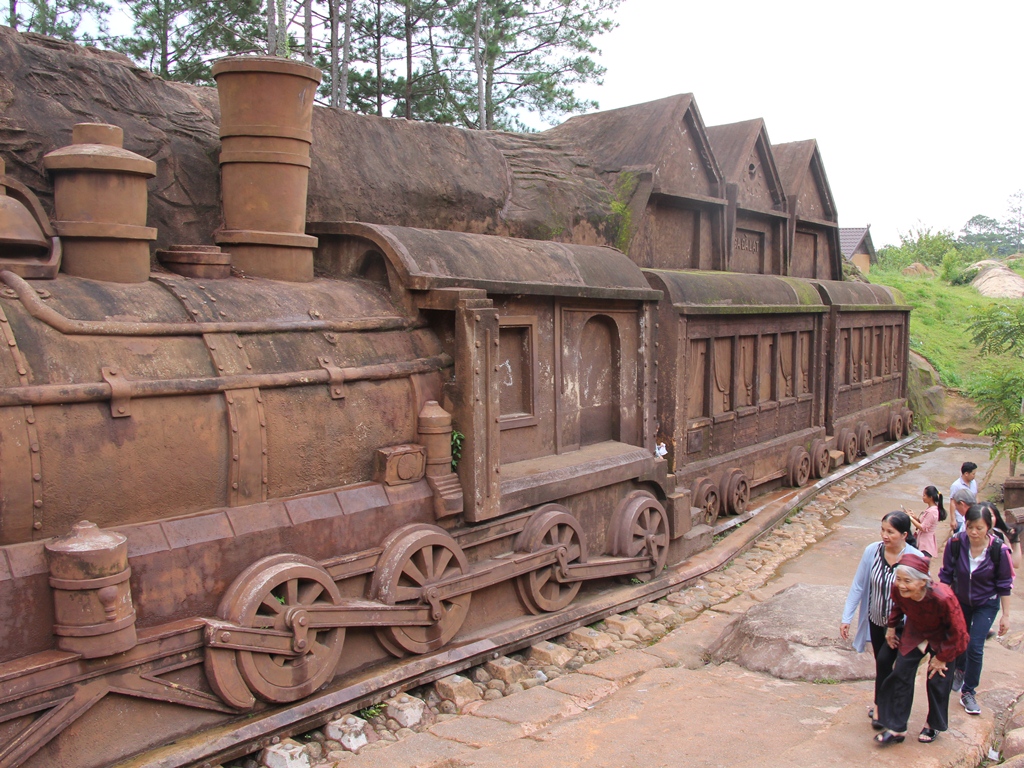 Ga Đà Lạt cổ với những đầu máy và toa xe lửa chạy trên đường sắt răng cưa được xây dựng bằng đất sét