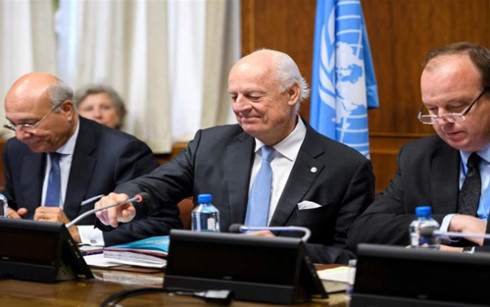 Đặc phái viên Liên Hợp Quốc về Syria Staffan de Mistura (giữa). Ảnh: Reuters.