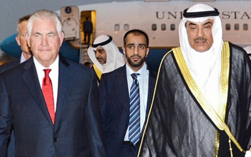 Ngoại trưởng Mỹ Rex Tillerson (trái) có mặt tại Kuwait, bắt đầu chuyến công du vùng Vịnh để giải quyết cuộc khủng hoảng ngoại giao giữa các nước trong khu vực với Qatar. (Ảnh: AFP)
