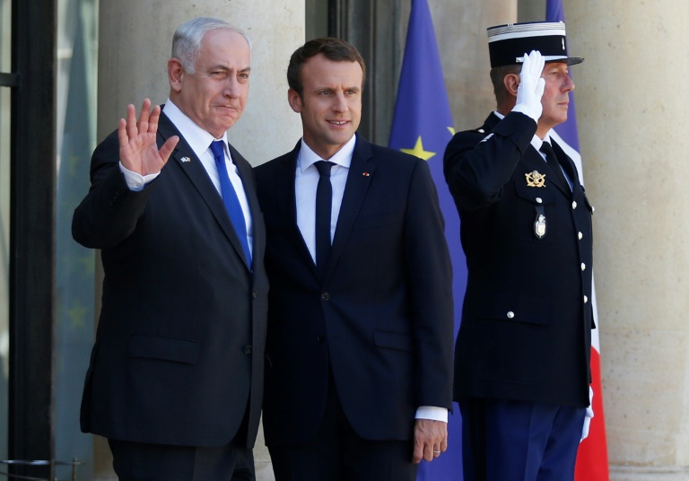 Tổng thống Pháp Emmanuel Macron và Thủ tướng Israel Benjamin Netanyahu tại buổi lễ kỷ niệm. (Ảnh: AFP)