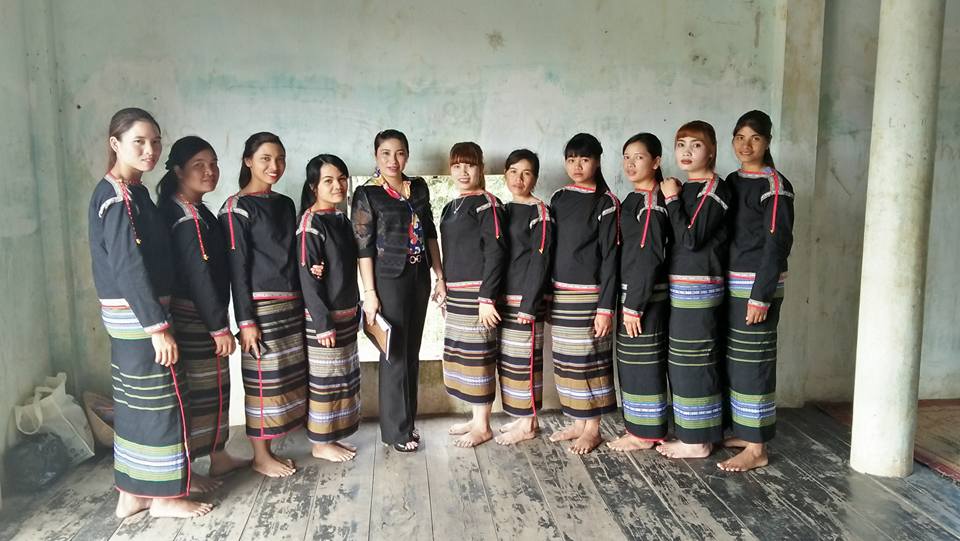 Chị H'Lanh Niê (thứ 2, từ trái sang) cùng đội múa xoang xã Krông Jing (huyện M'Đrắk). 