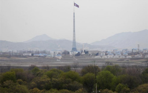 Quốc kỳ Triều Tiên tung bay ở một khu vực gần làng đình chiến Panmunjom (Bàn Môn Điếm). Ảnh: Reuters